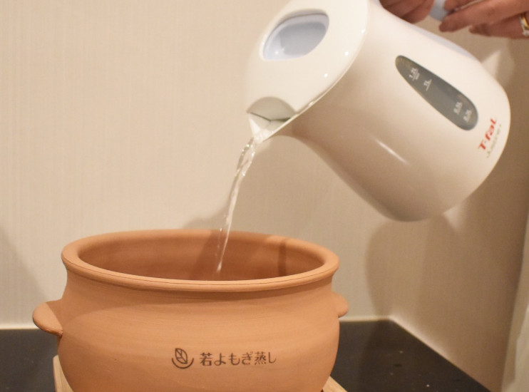 黄土壺にお湯を入れる